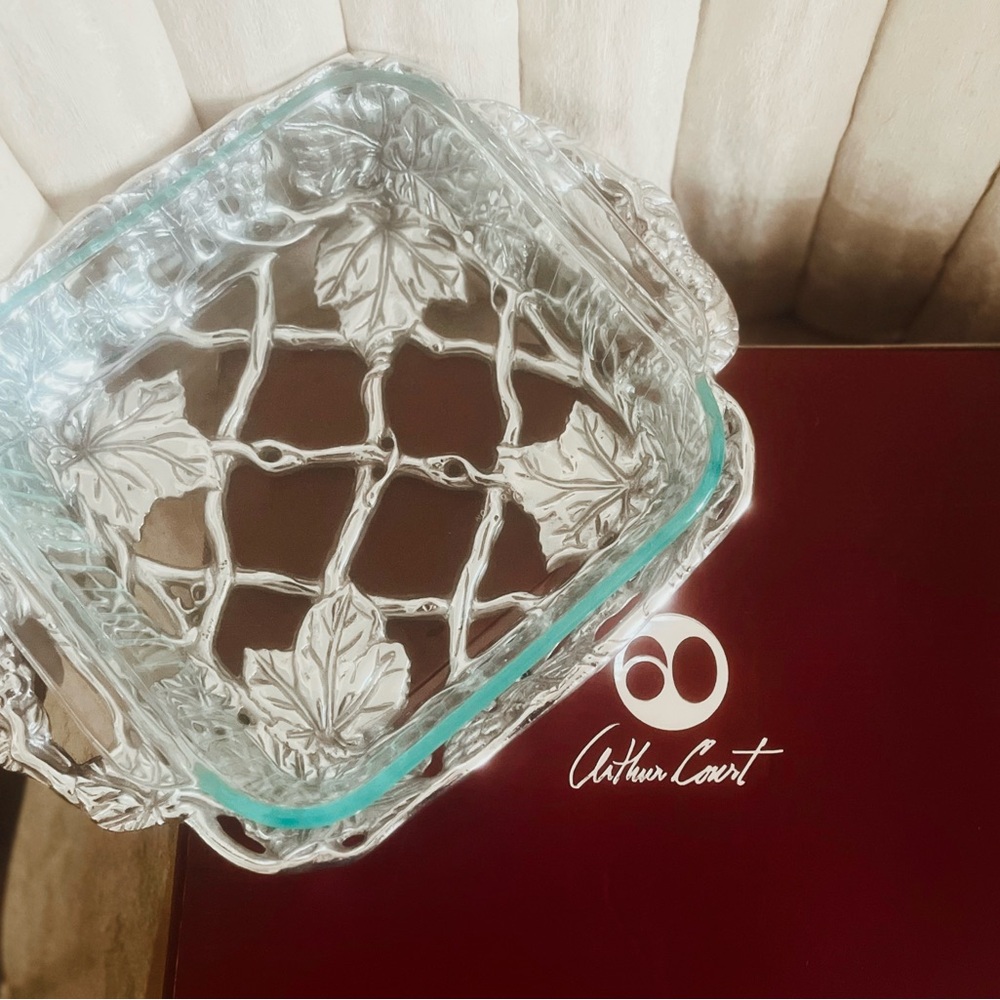 Arthur Court (Grapes) 2-quart 8inX8in holder w/ Pyrex glass casserole dish